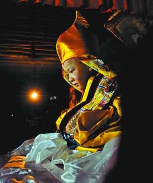 第六世德珠活佛在西藏扎果寺坐床