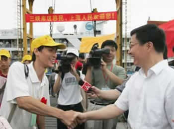 2000年8月17日 三峡库区首批移民抵上海