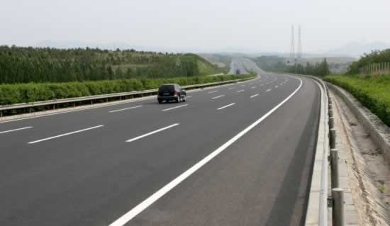 中国第一条高速公路“沈大高速”正式全线建成开放通车