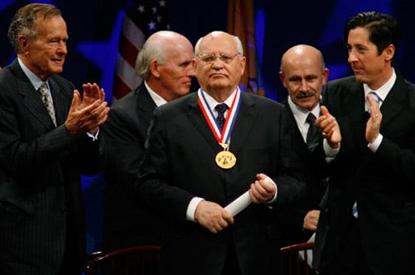 2008年9月18日 美国送戈尔巴乔夫“自由勋章”赞其“结束冷战”