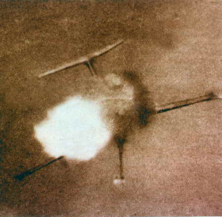美军战斗机侵入海南岛上空，中国歼6飞机对其进行拦截