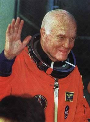 1998年10月29日 美国首位太空人老格林36年后重返太空