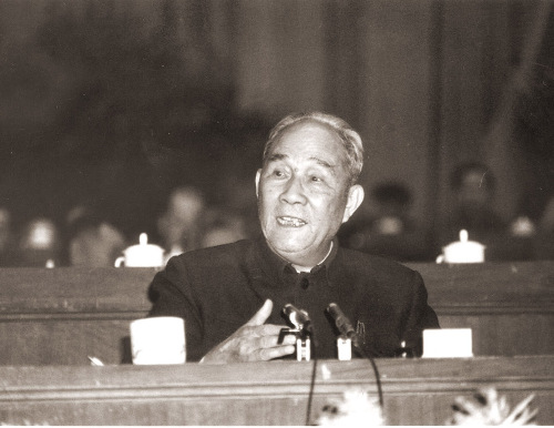 1999年11月9日 黄火青同志逝世