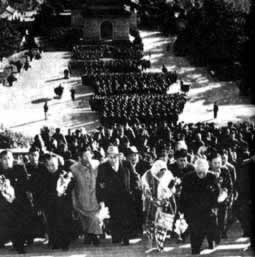 1956年11月12日 中共中央派团晋谒中山陵（图片来源：历史上的今天TodayOnHistory.com）