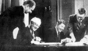 美苏领导人签署中导条约