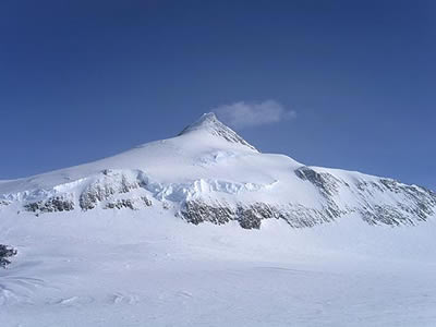 1988年12月2日 中国队员创登南极文森峰最短时间纪录