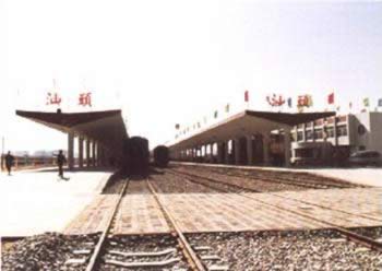 1995年12月28日 广梅汕铁路和海湾大桥通车