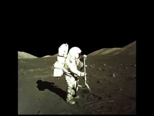 在阿波罗17号采集月球岩石标本