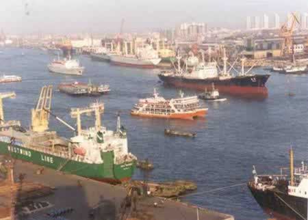 1984年12月28日 上海港跃入世界十大港行列