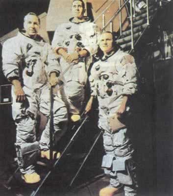 首批绕月飞行的宇航员平安返回地球