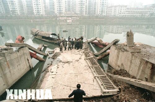1999年1月4日 重庆綦江步行虹桥发生整体垮塌事故
