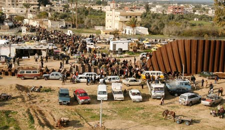 2007年1月23日 加沙地带和埃及之间的边境墙被蒙面武装分子炸开