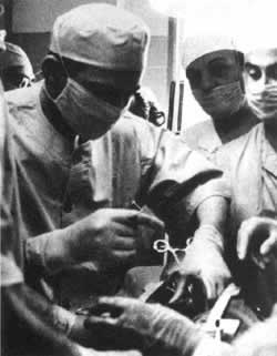 南非医生巴纳德首次将第二颗心脏植入人体获成功