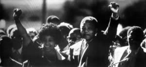 南非黑人领袖曼德拉获释出狱
