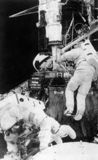 1998年2月13日 美国宇航员成功改造“哈勃”太空望远镜