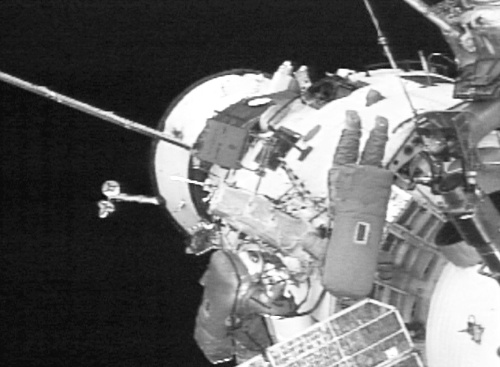 美俄斯航员们首次在站内无人留守的状态下进行太空行走