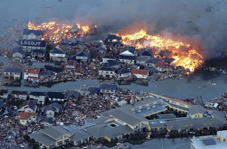 日本东海岸发生9级大地震并引发海啸