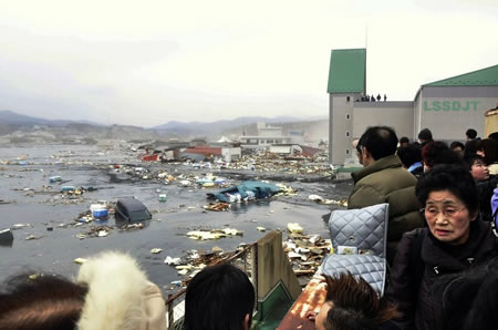 日本东海岸发生9级大地震并引发海啸