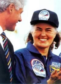 1996年3月22日 美国女宇航员露西德进入太空