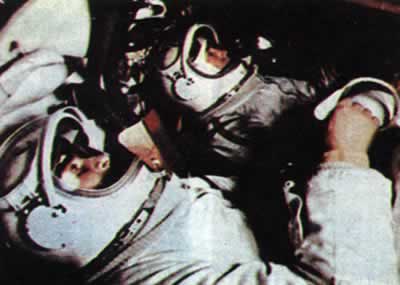 1965年3月18日苏联宇航员在太空船外漂游