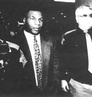 1992年3月26日 前重量级世界拳击冠军泰森因强奸罪被判刑
