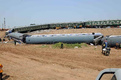 2008年4月28日 山东境内发生火车相撞事故 71人死亡