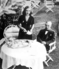 喜剧大师卓别林诞辰