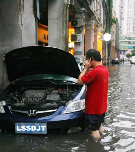 罕见暴雨袭击南中国 25万群众生死大转移