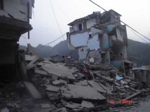 四川汶川发生8.0级大地震(历史上的今天.cn)
