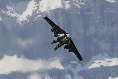 2008年5月14日 瑞士“火箭人”飞越阿尔卑斯山