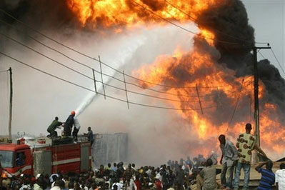 2008年5月15日 尼日利亚发生输油管爆炸事件 100人丧生