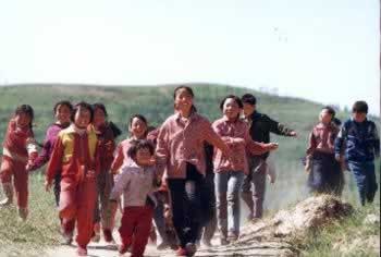 1998年5月10日 电影《一个都不能少》在河北赤城开机