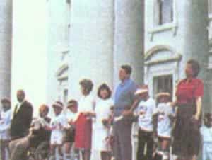 1986年5月25日 美国举行人链募捐活动