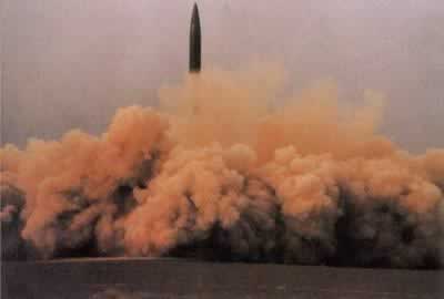 中国首次成功发射地对地中程导弹