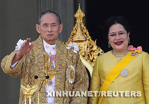 普密蓬继承泰国王位