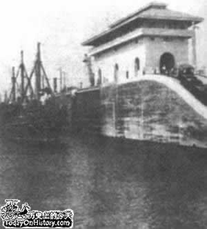 第一艘货船通过巴拿马运河