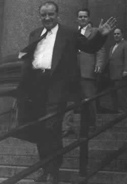 1954年6月17日 麦卡锡反共逆流破产