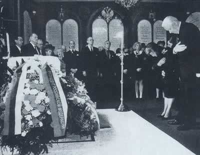 1998年7月17日 末代沙皇遗骸重新埋葬